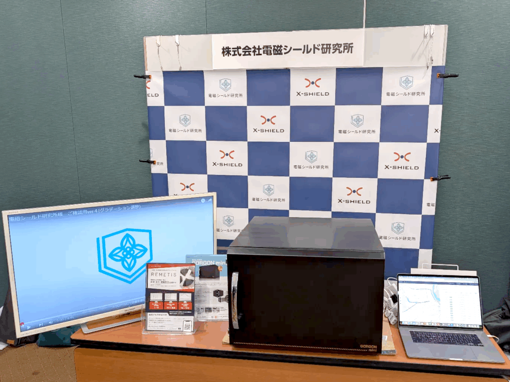 GITA-JAPAN 第35回コンファレンスに出展〜防災DXに貢献する小型シールドボックス「GORGONmini」を展示中の様子